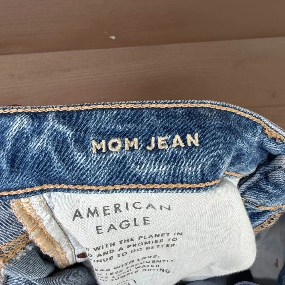 American Eagle Mom‎ Jean Women 2 Regular Blue Distressed High Waisted Strigid